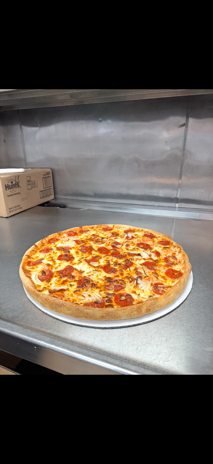 Fresh pepperoni and chicken pizza